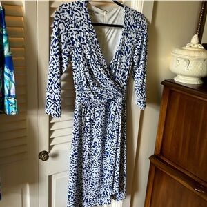 chic classic wrap dress in unique print beautiful blue & white